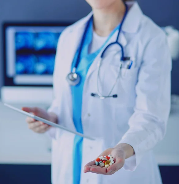 Detailní záběr lékařských rukou držících pilulky a tablety na klinice. — Stock fotografie