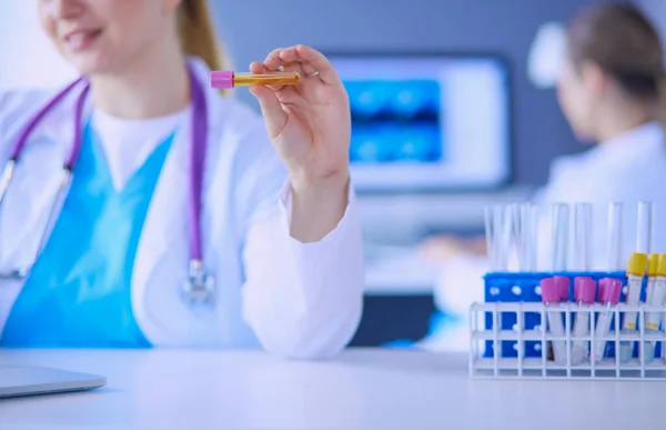 Asistente de laboratorio que sostiene el tubo de ensayo, vista de primer plano enfocada en el tubo de ensayo. — Foto de Stock