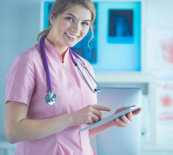 Όμορφη γυναίκα εργαζόμενος υγειονομικής περίθαλψης χρησιμοποιώντας το tablet υπολογιστή στο νοσοκομείο — Φωτογραφία Αρχείου