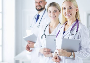 Beyaz arka planda izole edilmiş bir doktor, kadın ve erkek.