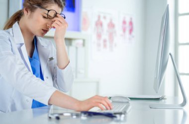 Doktor kadın yorgun. Tıp ve fazla çalışma konsepti