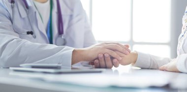 yakın çekim, stetoskop ve kağıt üzerinde arka plan doktor ve hasta el