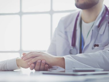 yakın çekim, stetoskop ve kağıt üzerinde arka plan doktor ve hasta el