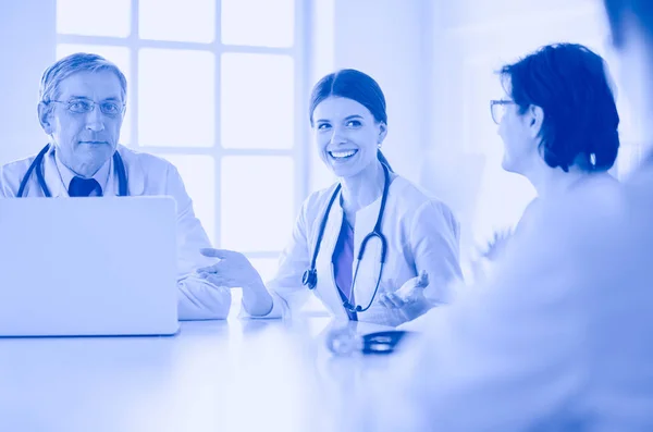 Seriöses Ärzteteam diskutiert Patientenfall in hellem Büro — Stockfoto
