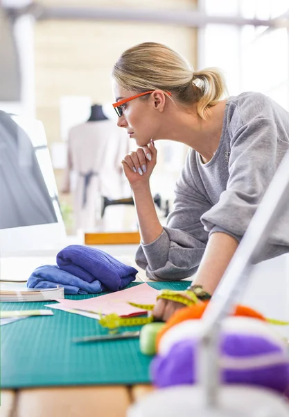 Jonge aantrekkelijke vrouwen mode ontwerpers leunend op kantoor, werken met een laptop — Stockfoto