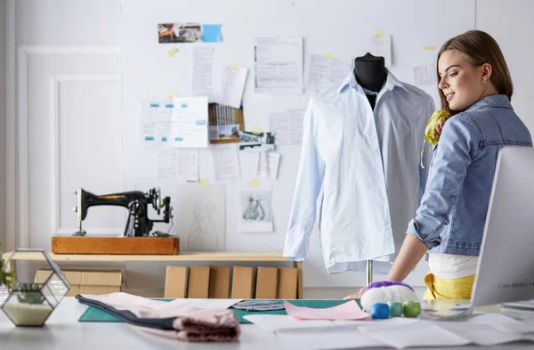 Modedesignerin arbeitet im Atelier an ihren Entwürfen — Stockfoto