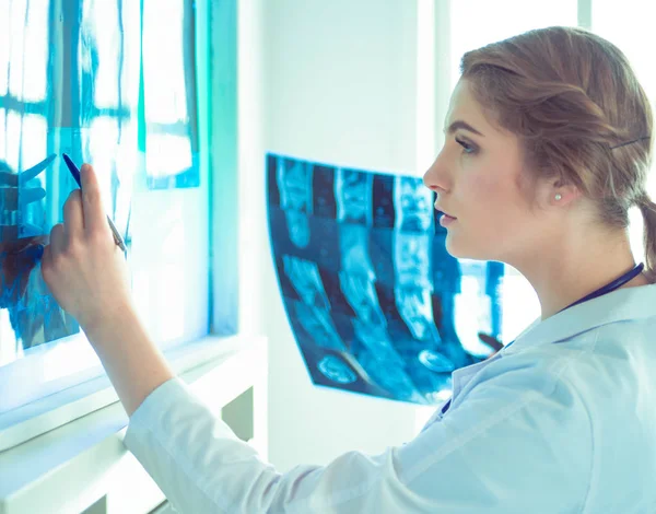 Jeune femme médecin regardant l'image radiographique des poumons à l'hôpital — Photo