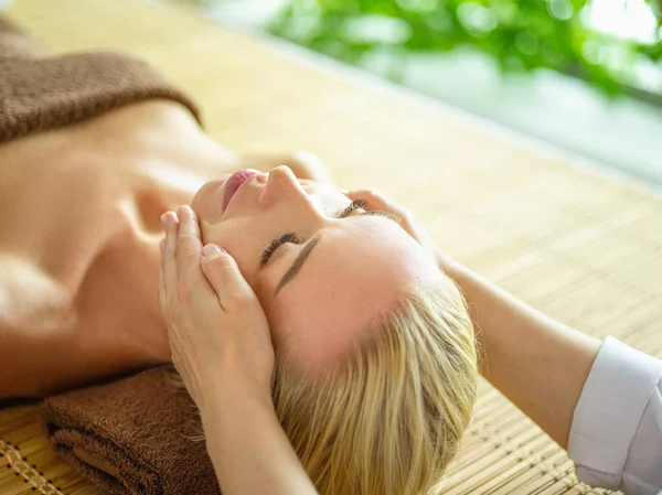 Belle femme faisant un massage facial dans un salon de spa — Photo