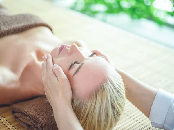 Mulher bonita fazendo massagem facial em um salão de spa — Fotografia de Stock