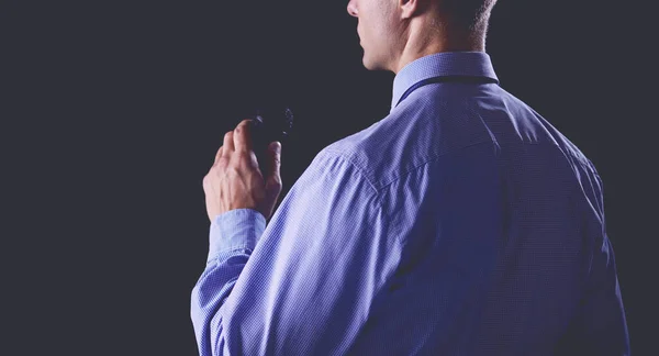 Concept de discours d'homme d'affaires, parler avec microphone dans la salle de conférence — Photo