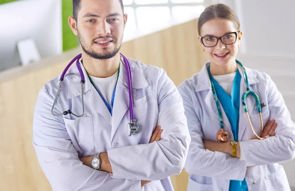 Медична команда лікарів, чоловік і жінка, ізольовані на білому тлі — стокове фото