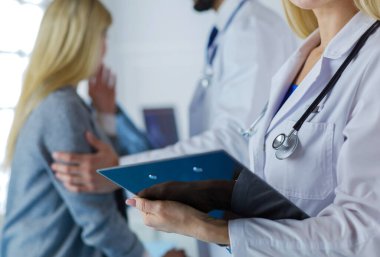 Yakışıklı erkek doktor, muayenehanesinde kısırlık konusunda bir çifte danışmanlık yapıyor.