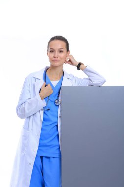 Boş reklam panosu olan bir kadın doktor. Kadın doktor