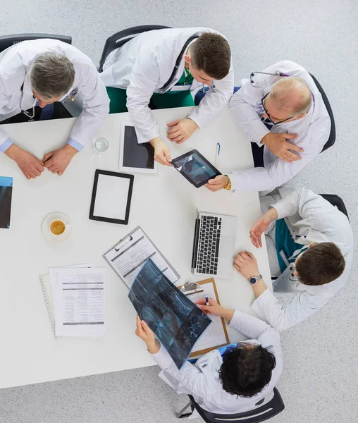 Equipo médico sentado y discutiendo en la mesa, vista superior —  Fotos de Stock