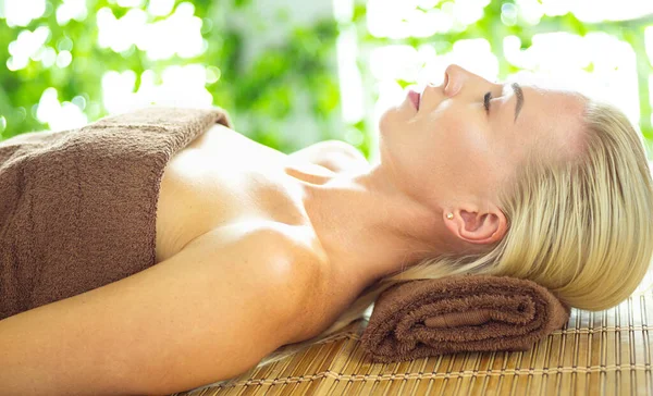 Beautiful woman in spa centar enjoying the massage. Woman in spa salon — Stock Photo, Image