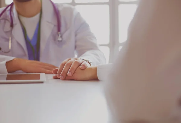 Gros plan du stéthoscope et du papier sur le fond des mains du médecin et du patient — Photo