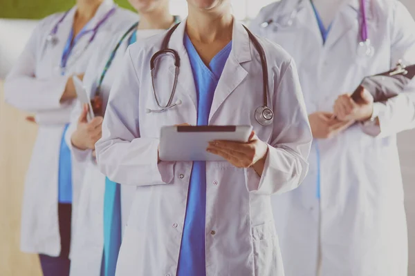 Група лікарів і медсестер, що стоять у лікарняній кімнаті — стокове фото