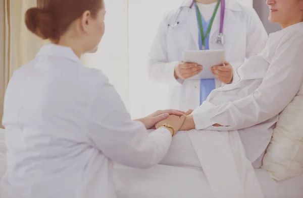 Médico explicando el diagnóstico a su paciente femenino — Foto de Stock