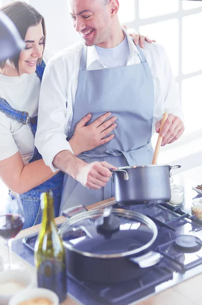Pareja cocinando juntos en la cocina en casa —  Fotos de Stock