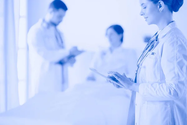 Doctor hombre en cirugía examinando a mujer joven — Foto de Stock