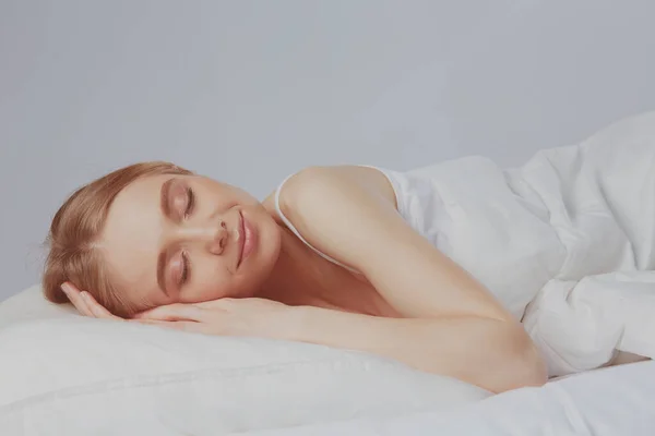 Jovem menina bonita dorme no quarto — Fotografia de Stock