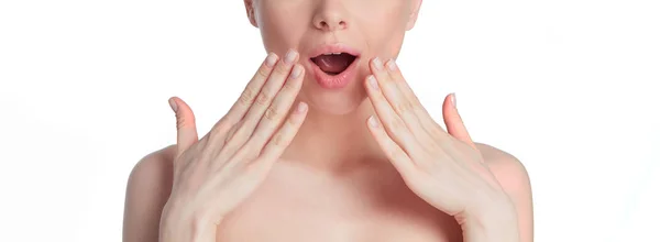 Mujer feliz y sorprendida con las manos en la cara expresando asombro — Foto de Stock