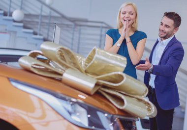 Bir erkek karısına bir araba hediye eder. O buna şaşırdı. Çok mutlular.