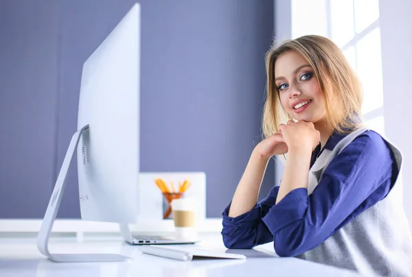 Junge selbstbewusste Geschäftsfrau arbeitet am Schreibtisch und tippt mit dem Laptop — Stockfoto