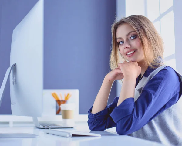 Jonge zelfverzekerde zakenvrouw die op kantoor werkt en typt met een laptop — Stockfoto