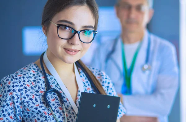 Ein Ärzteteam, Mann und Frau, im Amt — Stockfoto