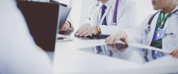 Équipe médicale assise et discutant à table — Photo