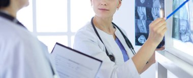 İki kadın doktor bir hastanede x-ışınları bakıyor