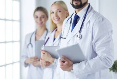 Beyaz arka planda izole edilmiş bir doktor, kadın ve erkek.