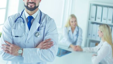 Hastanede çalışan mutlu bir doktor.