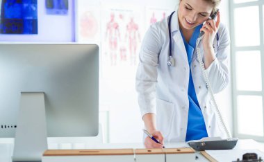 Ofisinde ciddi bir doktor var.