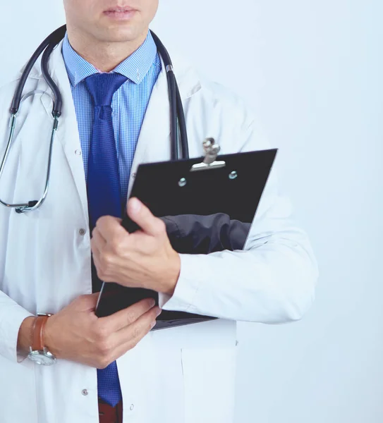 Médico masculino em pé com pasta, isolado em fundo branco — Fotografia de Stock