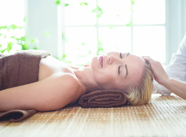 Mulher bonita fazendo massagem facial em um salão de spa — Fotografia de Stock