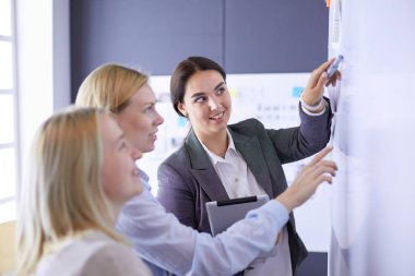 İş, eğitim ve ofis konsepti - yönetim kurulu ile iş ekibi bir şey tartışıyor.