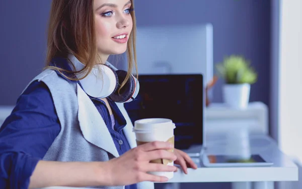 Junge glückliche Frau telefoniert bei Tasse Kaffee — Stockfoto