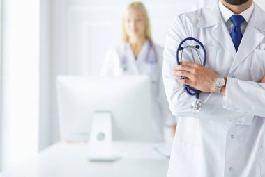 Elinde stetoskop olan genç ve kendine güvenen erkek doktor. Başarılı doktor kariyer konsepti