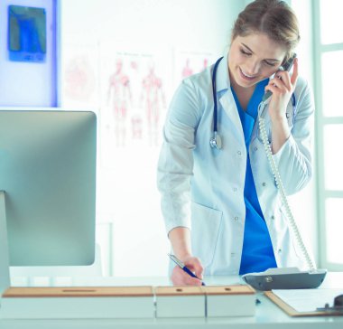 Ofisinde ciddi bir doktor var.
