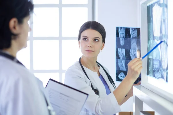 Twee vrouwelijke artsen kijken naar röntgenstralen in een ziekenhuis — Stockfoto
