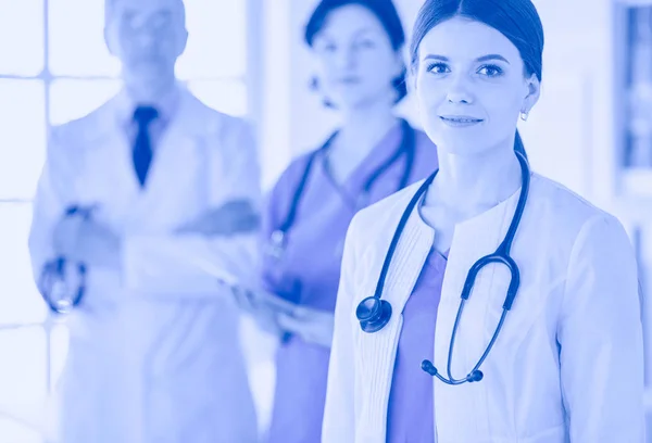 Grupa lekarzy i pielęgniarek stojących w szpitalu Wypadek i ostry dyżur — Zdjęcie stockowe