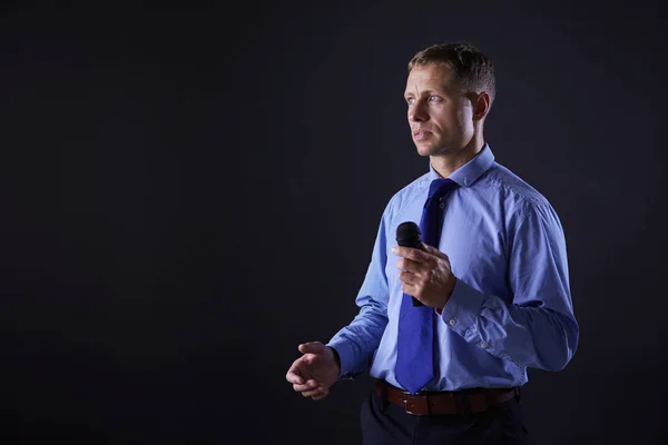 Zakenman speech concept, praten met microfoon in conferentiezaal — Stockfoto