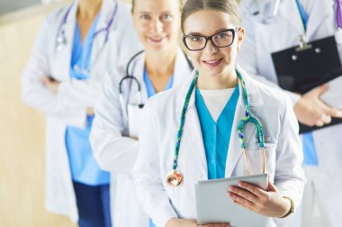 Bir grup doktor ve hemşire hastane odasında bekliyor.