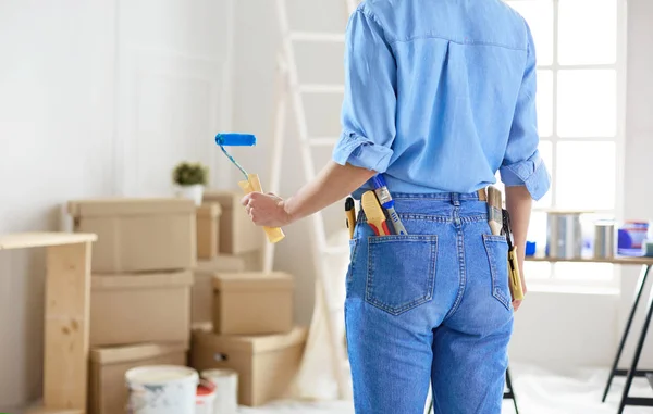 Vacker kvinna målning interiör vägg i hemmet med färg roller — Stockfoto