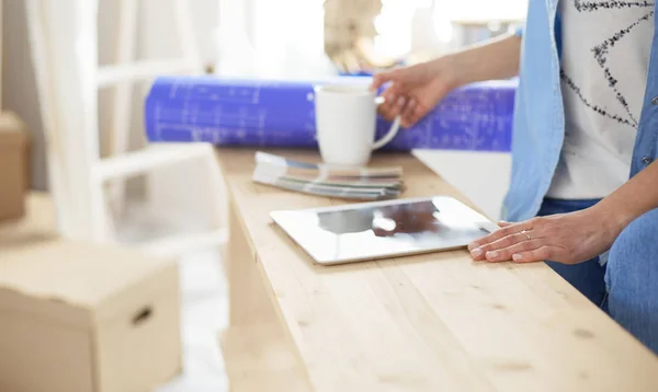 Mujer bastante sonriente pintando la pared interior del hogar con rodillo de pintura — Foto de Stock