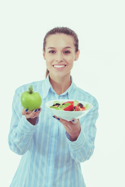 Portré egy gyönyörű doktornőről, aki friss zöldségekkel és zöld almával tartja a tányért. Női orvos — Stock Fotó