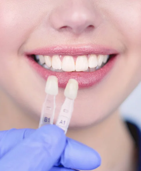 Dentysta i pacjent siedzący w gabinecie dentystycznym — Zdjęcie stockowe
