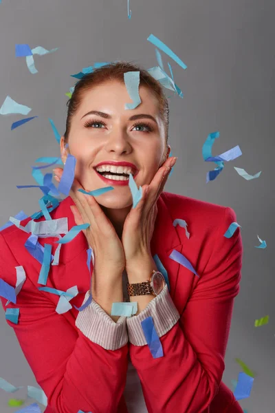 Portreit bella donna felice alla festa di festa con coriandoli. Compleanno o Capodanno celebrando il concetto . — Foto Stock